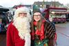 Beringen - Kerstman trakteert bezoekers markten