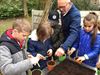 Lommel - Vrijwilligers Plezanten Hof geven tuinierles
