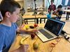 Lommel - Computers bedienen met appels en bananen?