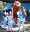 Hamont-Achel - Paashaas op bezoek in Achel Statie