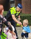 Lommel - Politie deelt fluohesje-sleutelhangers uit