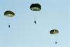 Leopoldsburg - Parachutisten belanden in bomen in Hechtel