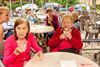 Beringen - Rusthuisbewoners genieten van een ijsje
