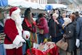 Kerstman trakteert bezoekers markten