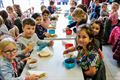 Kinderen brengen eten naar Sint-Vincentius