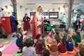 Sinterklaas bij de kinderen in de bibliotheek