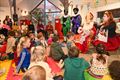 Sinterklaas bij de kinderen in de bibliotheek