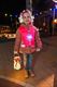 Een kerstmeisje met lampion aan Balu