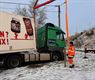 Vrachtwagen rijdt zich vast aan brug in Beringen