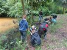 Leerlingen 5des Klim-op determineren waterdiertjes