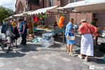 Een zonovergoten kinderrommelmarkt