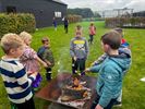 Eetbare mummies en marshmallows roosteren