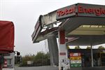 Vrachtwagen raakt tankstation