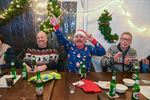 Feest in de tent tijdens foute kerstcafé