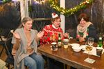 Feest in de tent tijdens foute kerstcafé