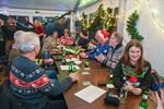 Feest in de tent tijdens foute kerstcafé