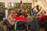 Feest in de tent tijdens foute kerstcafé