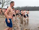 Veel volk voor nieuwjaarsduik