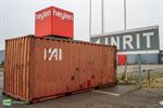 Gebouwen meubelcenter afgesloten met containers