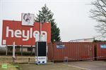 Gebouwen meubelcenter afgesloten met containers