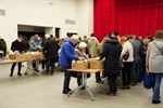 Veel volk voor boekenverkoop bib