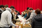 Veel volk voor boekenverkoop bib