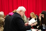 Veel volk voor boekenverkoop bib