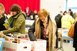 Veel volk voor boekenverkoop bib