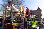 Een zonnige carnavalsstoet trok door Lommel