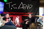 TC Arno op de sofa bij Culture Coated