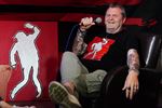 TC Arno op de sofa bij Culture Coated