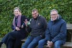 Gluren naar Transistor in de tuin van Koen