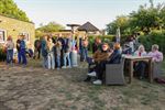 Gluren naar Transistor in de tuin van Koen