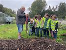 Kinderen De Stroom bezoeken volkstuin