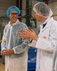 Werkbezoek minister Beenders bij koekjesfabriek