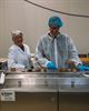 Werkbezoek minister Beenders bij koekjesfabriek