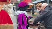 Sint bezoekt de wekelijkse donderdagmarkt