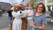 De paashaas bezoekt de donderdagmarkt