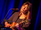 Neeka brengt ode aan Joni Mitchell in ‘Beyond Blue