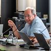 Rustige gemeenteraad in een koele raadszaal