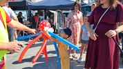 Feest op de markt brengt jong en oud samen