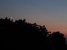 Jonge maan ontmoet Venus aan avondhemel