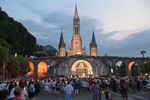 Kaarskesprocessie in Lourdes