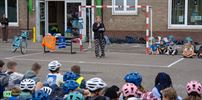 Alle leerlingen krijgen eigen fietshelm