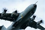 Militaire vliegtuigen oefenen boven de heide