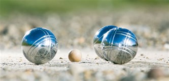 BinnenHOF petanque, cornhole of darts