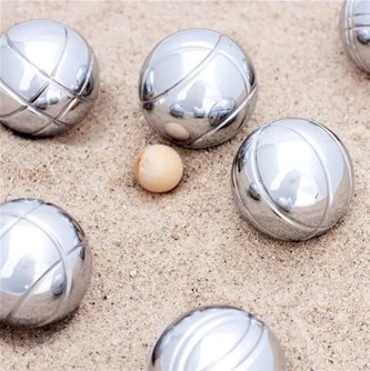 BinnenHOF petanque, cornhole of darts